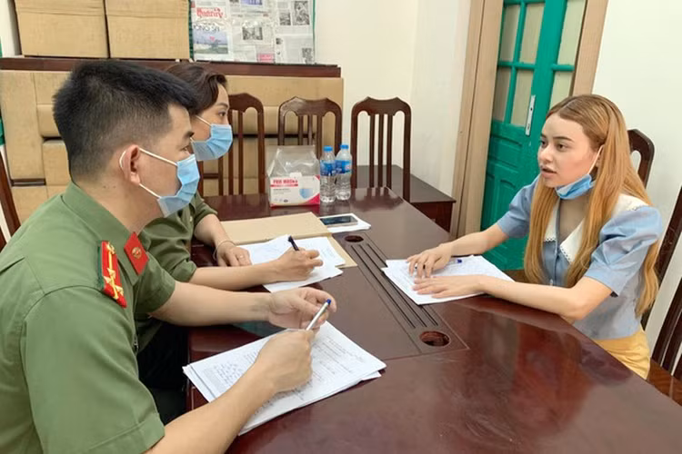 Tiep tay 17 nguoi Trung Quoc nhap canh trai phep anh 1