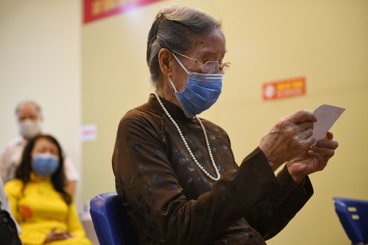 Cụ Đoàn Thị Thuận (96 tuổi) đại diện cho cử tri cao tuổi đến bỏ phiếu bầu tại điểm bầu cử số 2 phường Điện Biên, quận Ba Đình, Hà Nội. Ảnh: Thạch Thảo.