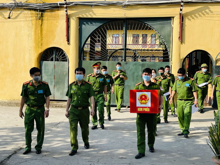 bau cu trong trai anh 1