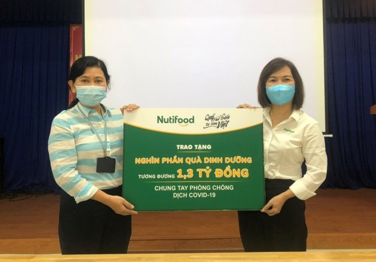 Đại diện lãnh đạo Sở Y tế TPHCM tiếp nhận các sản phẩm dinh dưỡng được Nutifood trao tặng.