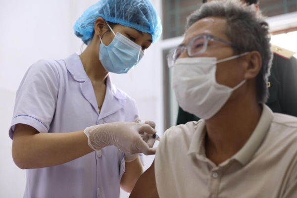 Bắt đầu tiêm vắc xin Nanocovax cho 12.000 tình nguyện viên