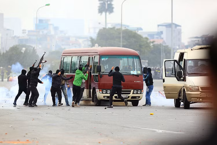 Luyện tập tình huống chống bạo động. Ảnh: VGP/Đoàn Bắc