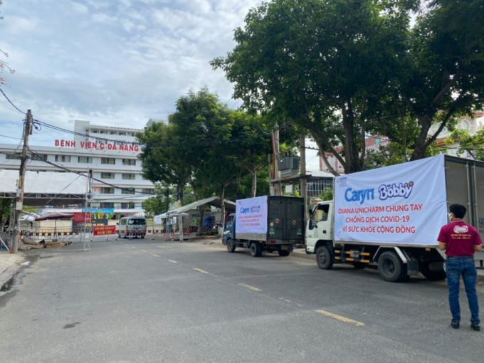 Đoàn xe hàng chi viện hàng trăm nghìn sản phẩm tã trẻ em, khăn ướt Bobby và tã giấy người lớn Caryn, Bobby tới các bệnh viện tại Hà Nội, TP HCM, Đà Nẵng năm 2020.