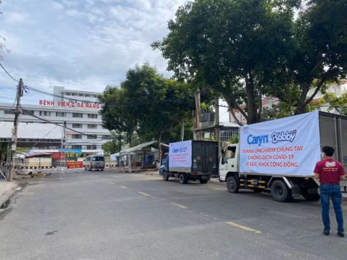 Đoàn xe hàng chi viện hàng trăm nghìn sản phẩm tã trẻ em, khăn ướt Bobby và tã giấy người lớn Caryn, Bobby tới các bệnh viện tại Hà Nội, TP HCM, Đà Nẵng năm 2020.