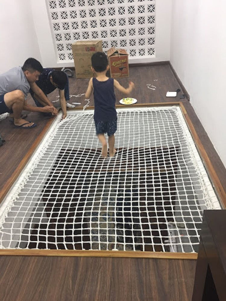 Lưới thông tầng làm chỗ vui chơi cho trẻ.
