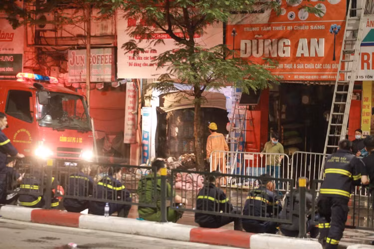 4 người tử vong trong vụ cháy lớn ở cửa hàng phố Tôn Đức Thắng
