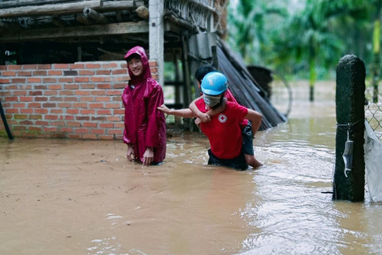 thanh-vien-hoi-chu-thap-do-cong-em-nho-o-huyen-hoai-an-ra-khoi-vung-ngap.jpg