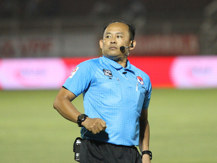 Trọng tài: Tôi cầm sẵn cả 2 thẻ sau pha vào bóng của Hoàng Thịnh - 3