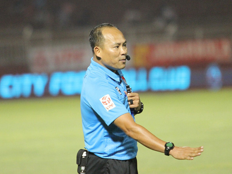 Trọng tài: Tôi cầm sẵn cả 2 thẻ sau pha vào bóng của Hoàng Thịnh - 1