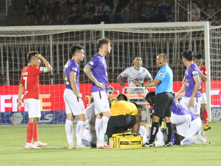 Trọng tài: Tôi cầm sẵn cả 2 thẻ sau pha vào bóng của Hoàng Thịnh - 4