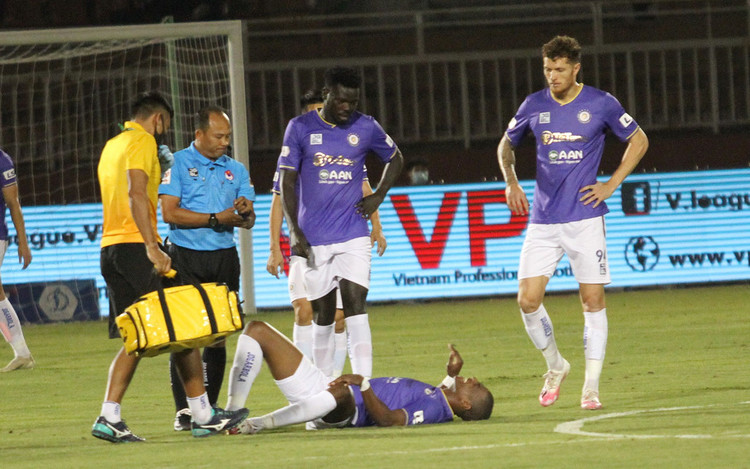 Trọng tài: Tôi cầm sẵn cả 2 thẻ sau pha vào bóng của Hoàng Thịnh - 5