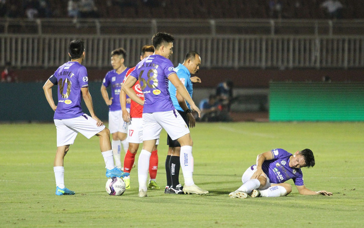 Trọng tài: Tôi cầm sẵn cả 2 thẻ sau pha vào bóng của Hoàng Thịnh - 6