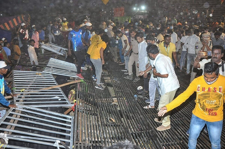 Khán đài sân vận động Ấn Độ bất ngờ đổ sập giữa trận thi đấu - 1
