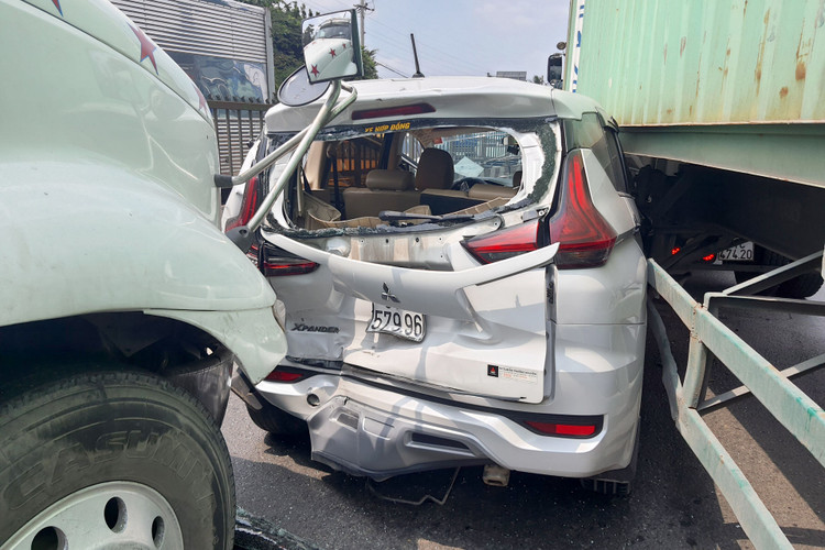 Ô tô bị ép chặt giữa 2 xe container, tài xế thoát chết trong gang tấc - 3