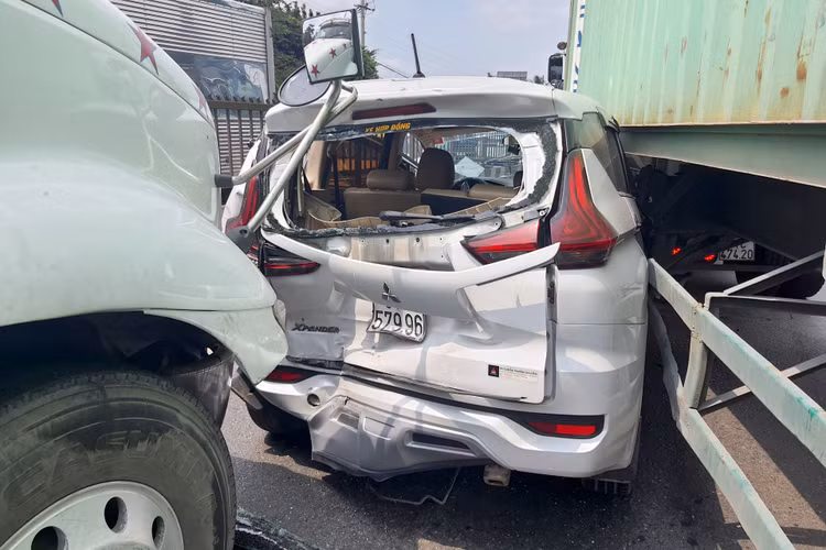 Ô tô bị ép chặt giữa 2 xe container, tài xế thoát chết trong gang tấc - 3