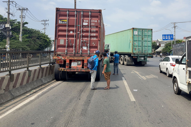 Ô tô bị ép chặt giữa 2 xe container, tài xế thoát chết trong gang tấc - 2