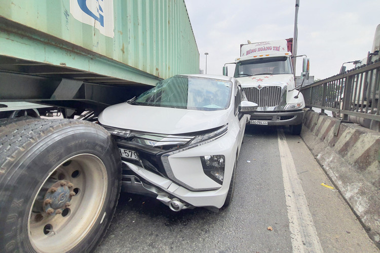 Ô tô bị ép chặt giữa 2 xe container, tài xế thoát chết trong gang tấc - 1