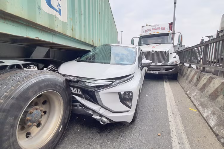 Ô tô bị ép chặt giữa 2 xe container, tài xế thoát chết trong gang tấc - 1