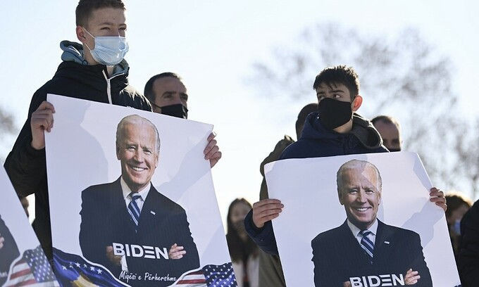 Người dân ở Kosovo cầm ảnh của Joe Biden tại làng Bibaj ngày 20/1. Ảnh: AFP.