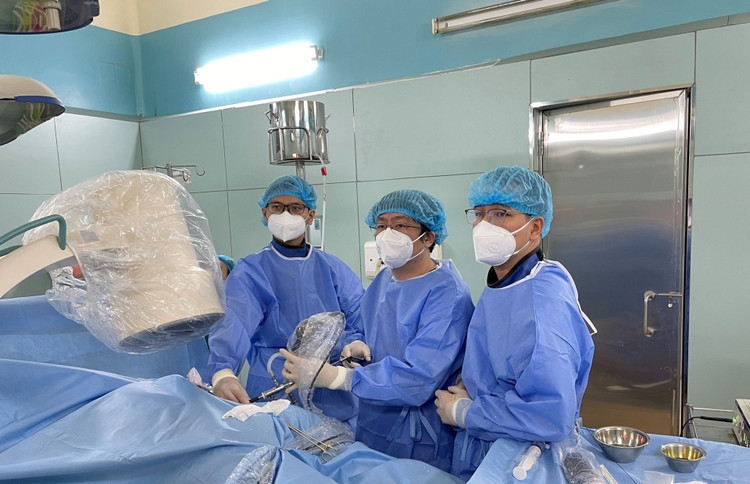 3_e-kip-bac-si-thuc-hien-phau-thuat-lay-soi-qua-da-duong-ham-nho-tai-benh-vien-binh-dan.jpg