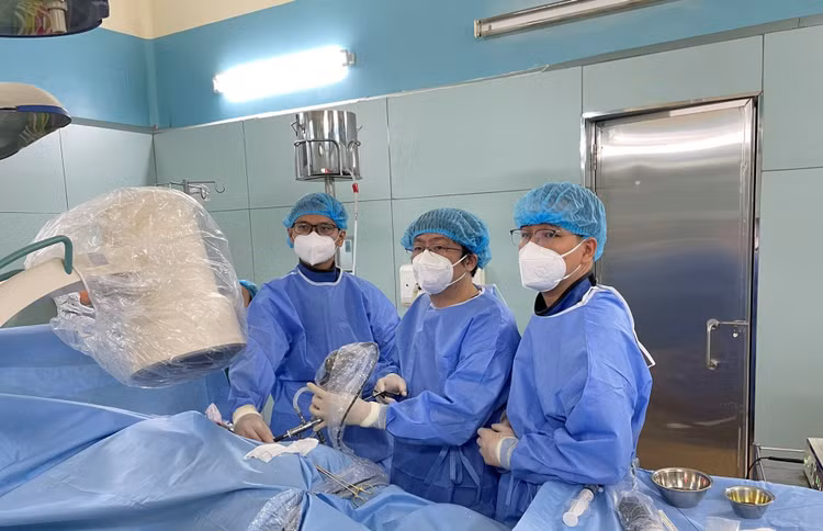 3_e-kip-bac-si-thuc-hien-phau-thuat-lay-soi-qua-da-duong-ham-nho-tai-benh-vien-binh-dan.jpg
