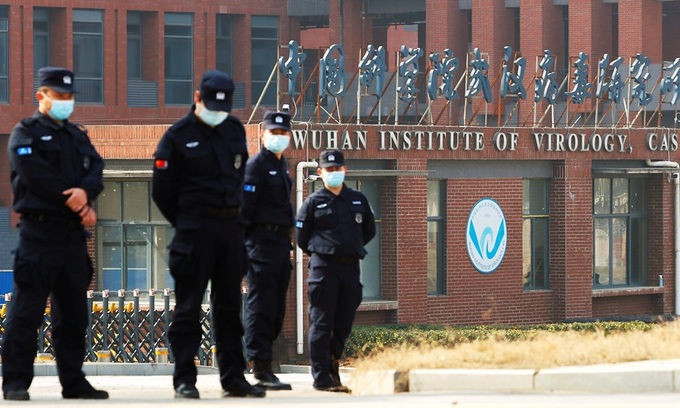 Nhân viên an ninh đứng gác bên ngoài Viện Virus học Vũ Hán ở tỉnh Hồ Bắc hồi tháng 2 khi nhóm điều tra WHO tới làm việc. Ảnh: Reuters.