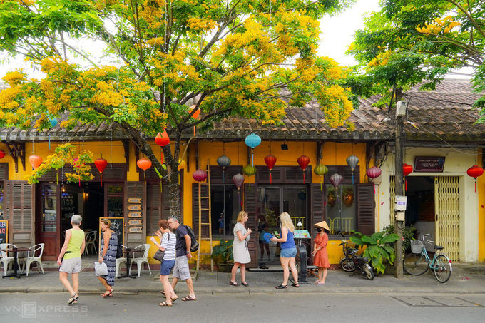 Khách nước ngoài tham quan phố cổ Hội An vào ngày 14/3. Ảnh: Đỗ Anh Vũ