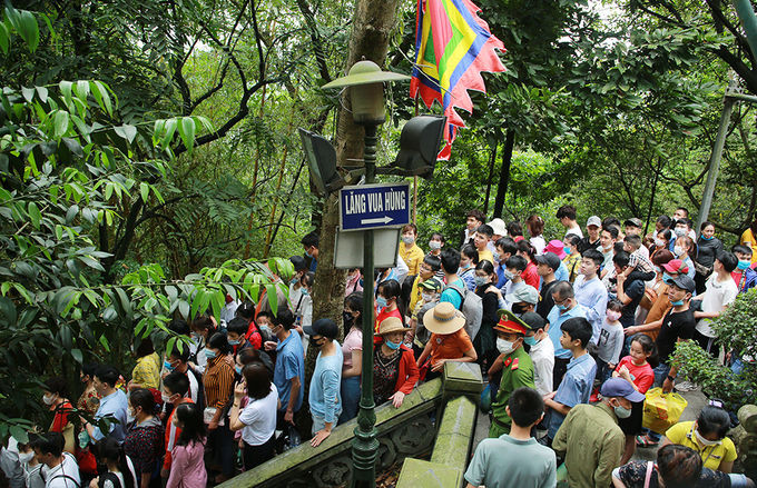 Lúc cao điểm, đường lên núi Nghĩa Lĩnh trong khu di tích đền Hùng đông kín người. Ảnh: Báo Phú Thọ