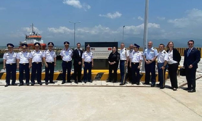 Đại diện Việt Nam và Mỹ trong lễ bàn giao dự án hôm 9/4. Ảnh: Đại sứ quán Mỹ.