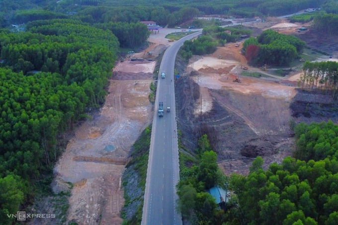 Cao tốc Cam Lộ - La Sơn (Quảng Trị - Thừa Thiên Huế) thuộc tuyến cao tốc Bắc Nam đang được xây dựng. Ảnh: Võ Thạnh