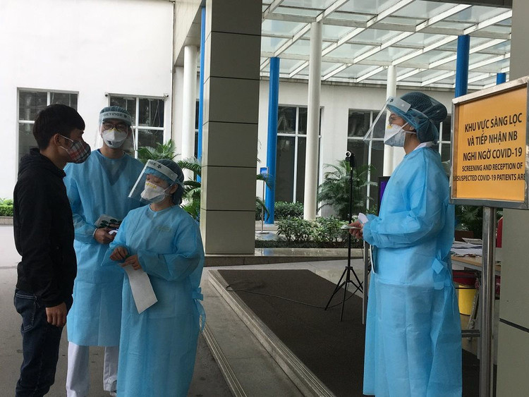 Bệnh viện Vinmec Central Park vẫn duy trì liên tục các hoạt động sàng lọc Covid-19 nhằm đảm bảo an toàn cho khách hàng đến thăm khám.