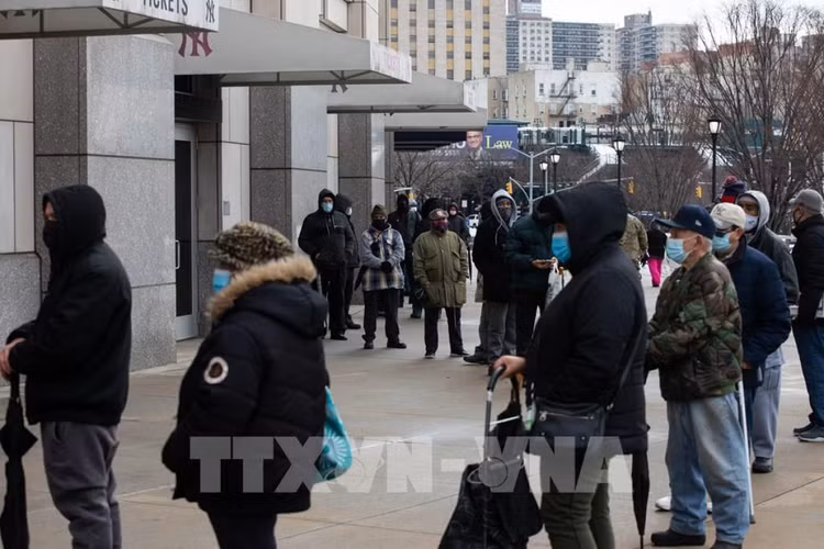 Người dân xếp hàng chờ xét nghiệm Covid-19 tại NewYork, Mỹ. Ảnh: TTXVN