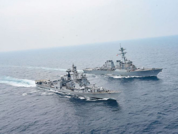 Tàu khu trục USS John S.McCain (Mỹ) và tàu khu trục INS Ranvijay của Ấn Độ trong cuộc tập trận Malabar. Ảnh: ANI