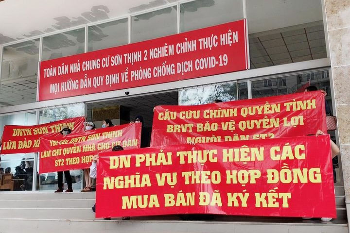 Cư dân Sơn Thịnh 2 căng băng rôn yêu cầu chủ đầu tư thực hiện nghĩa vụ theo hợp đồng.