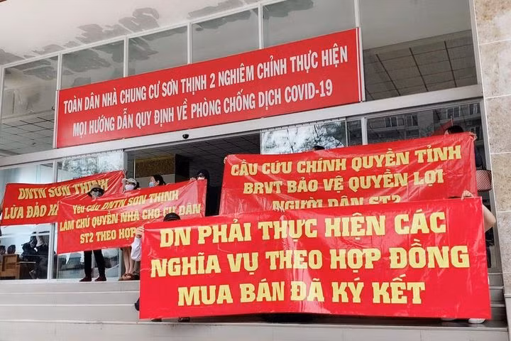 Cư dân Sơn Thịnh 2 căng băng rôn yêu cầu chủ đầu tư thực hiện nghĩa vụ theo hợp đồng.