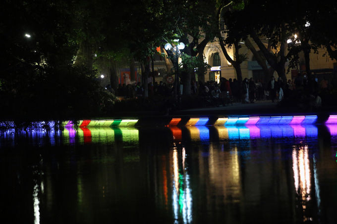 Hệ thống đèn led với nhiều màu sắc được lắp ở khu vực bờ kè hồ dịp Tết Nguyên đán 2021. Ảnh: Giang Huy.
