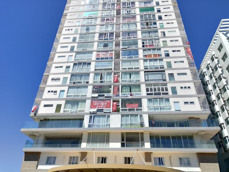 Cư dân tòa nhà Sơn Thịnh 2 treo băng rôn tố cáo chủ đầu tư.