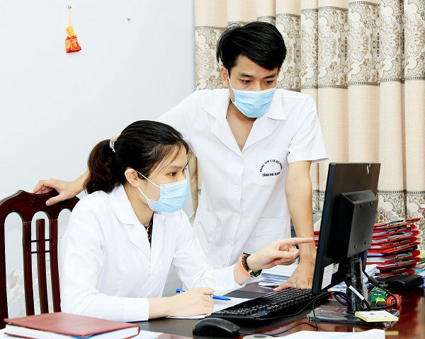 Những cặp đôi trên tuyến đầu chống dịch ảnh 2