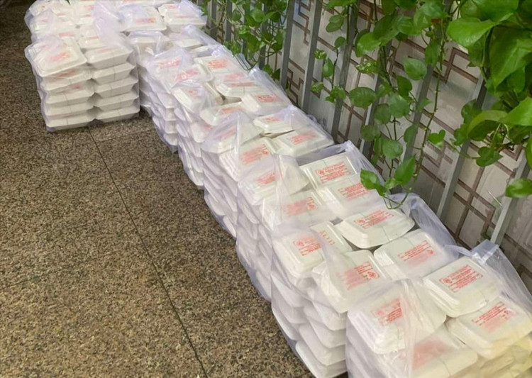Phường 10, quận 4 phối hợp cùng Hội thiện nguyện Tường Nguyên chăm lo suất cơm cho người dân khó khăn trên địa bàn. Ảnh: HC