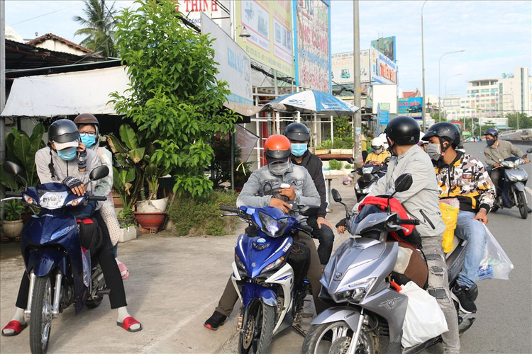 Để ngăn được dòng người về quê thế này, chính quyền phường cần quan tâm chăm lo cái ăn cho người dân gặp khó khăn trong. Ảnh: HC