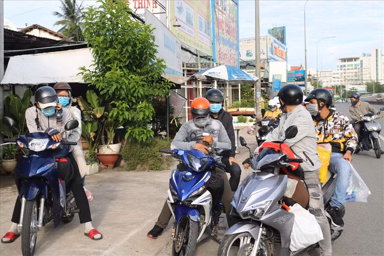 Để ngăn được dòng người về quê thế này, chính quyền phường cần quan tâm chăm lo cái ăn cho người dân gặp khó khăn trong. Ảnh: HC