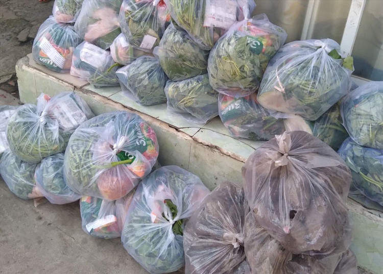 Những phần rau, củ quả được chính quyền phường gửi đến những hộ dân khó khăn. Ảnh: HC