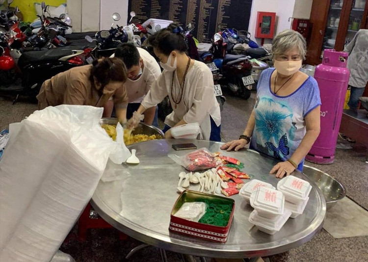 Nhiều phường phối hợp với các tổ chức thiện nguyện xã hội để chăm lo cho người dân khó khăn. Ảnh: HC