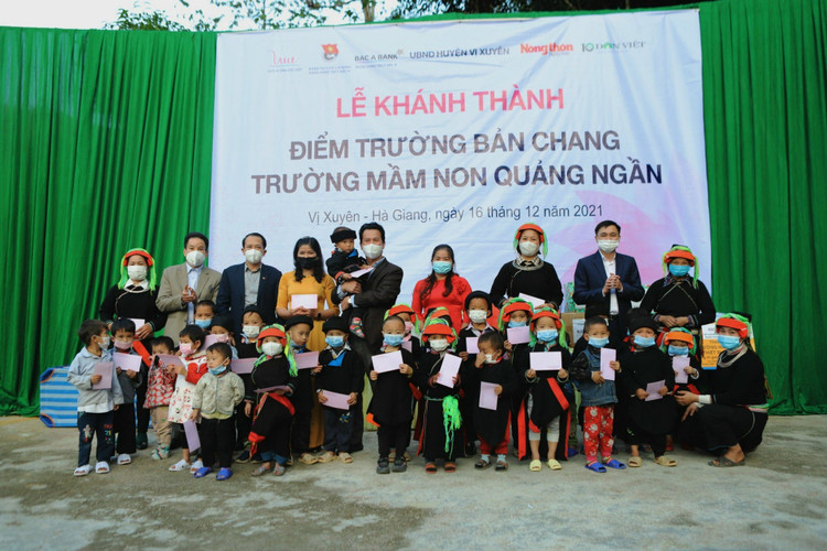 4.-ong-dang-quoc-khanh-bi-thu-tinh-uy-ha-giang-tang-qua-1-.jpg