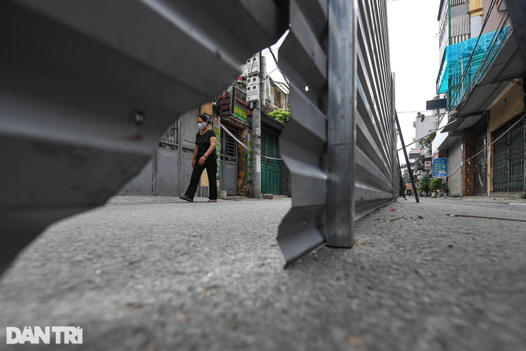 Hà Nội: Dựng bức tường tôn dài 200 m chia đôi 2 quận để phòng dịch - 17