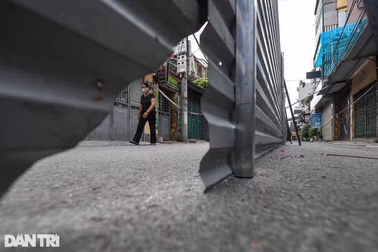 Hà Nội: Dựng bức tường tôn dài 200 m chia đôi 2 quận để phòng dịch - 17