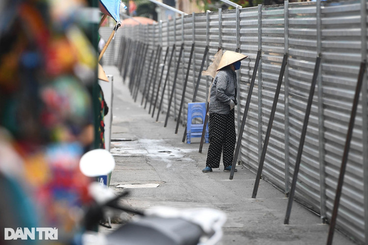 Hà Nội: Dựng bức tường tôn dài 200 m chia đôi 2 quận để phòng dịch - 13
