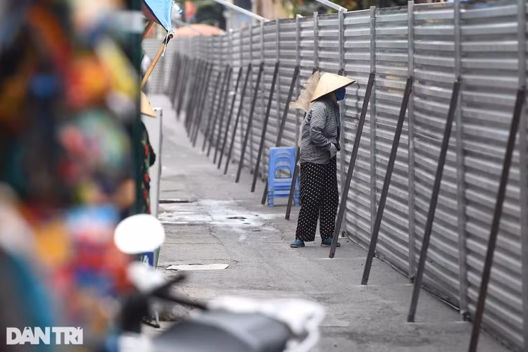 Hà Nội: Dựng bức tường tôn dài 200 m chia đôi 2 quận để phòng dịch - 13