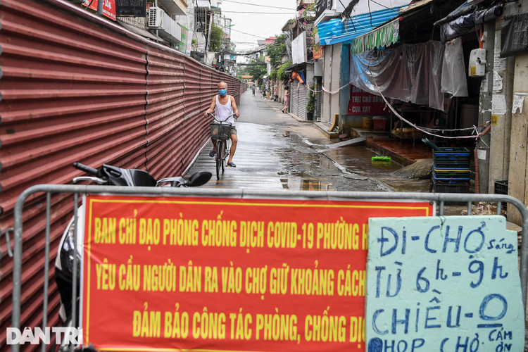 Hà Nội: Dựng bức tường tôn dài 200 m chia đôi 2 quận để phòng dịch - 4