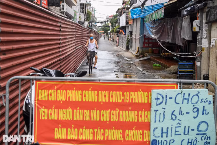 Hà Nội: Dựng bức tường tôn dài 200 m chia đôi 2 quận để phòng dịch - 4